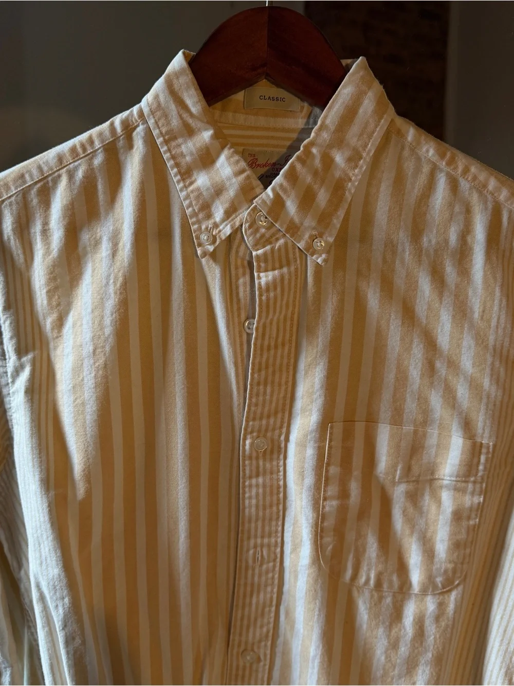 Classic Men's Striped Broken- In Oxford Shirt in cream & White